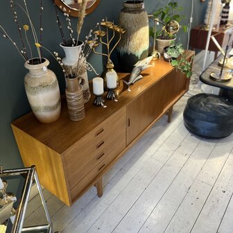 Vintage houten beuken dressoir met schuifdeuren en lades | Sprinkelhop