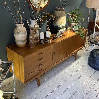 Vintage houten beuken dressoir met schuifdeuren en lades | Sprinkelhop