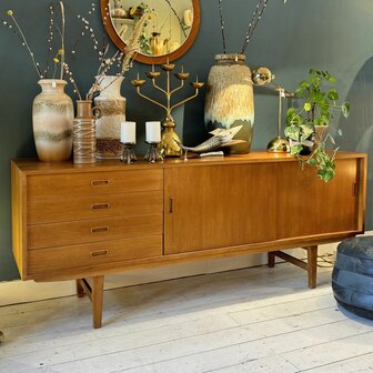 Vintage houten beuken dressoir met schuifdeuren en lades | Sprinkelhop