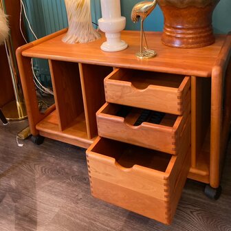 Vintage Deense teak televisietafel met wieltjes | Sprinkelhop