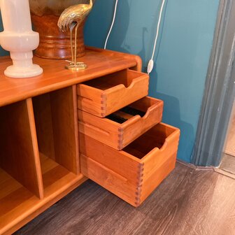 Vintage Deense teak televisietafel met wieltjes | Sprinkelhop