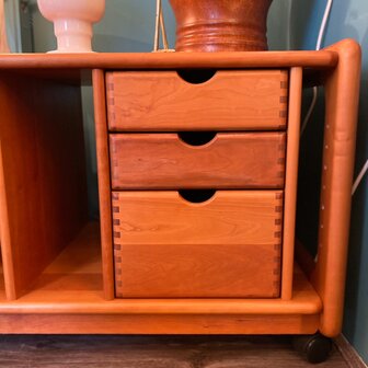 Vintage Deense teak televisietafel met wieltjes | Sprinkelhop