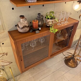 Vintage Hundevad hangende teak houten glazen vitrinekast | Sprinkelhop