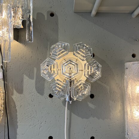 Vintage glazen wandlamp hexagon 'Sputnik' van Veb Kristallleuchte Ebersbach  | Sprinkelhop