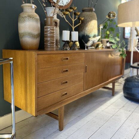 Vintage houten beuken dressoir met schuifdeuren en lades | Sprinkelhop