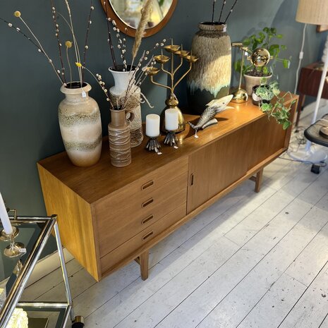 Vintage houten beuken dressoir met schuifdeuren en lades | Sprinkelhop