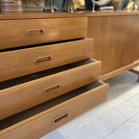 Vintage houten beuken dressoir met schuifdeuren en lades | Sprinkelhop