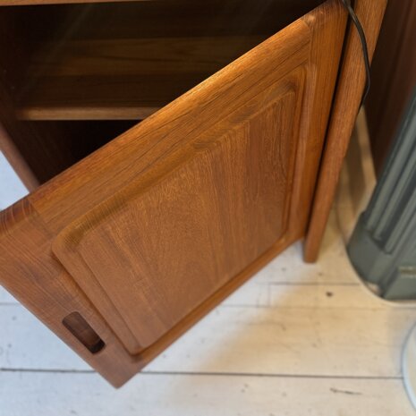 Deens Dyrlund teak houten audio kast met deur | Sprinkelhop