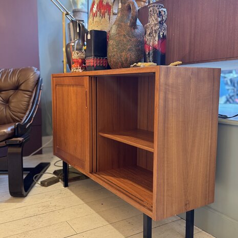 Vintage Hundevad teak houten ondiep kastje met schuifdeuren | Sprinkelhop