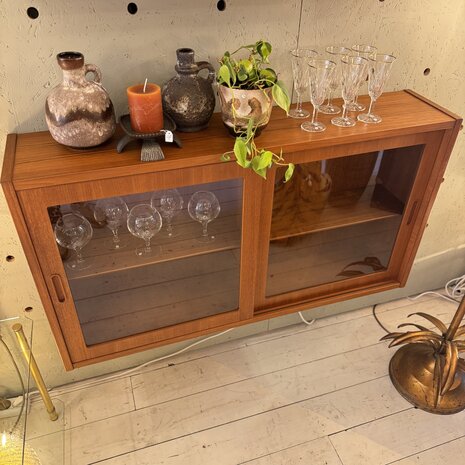 Vintage Hundevad hangende teak houten glazen vitrinekast | Sprinkelhop