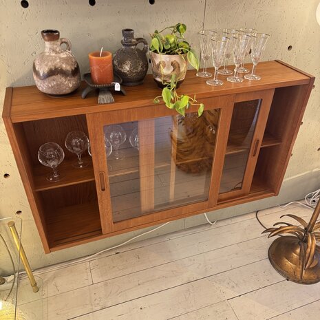 Vintage Hundevad hangende teak houten glazen vitrinekast | Sprinkelhop