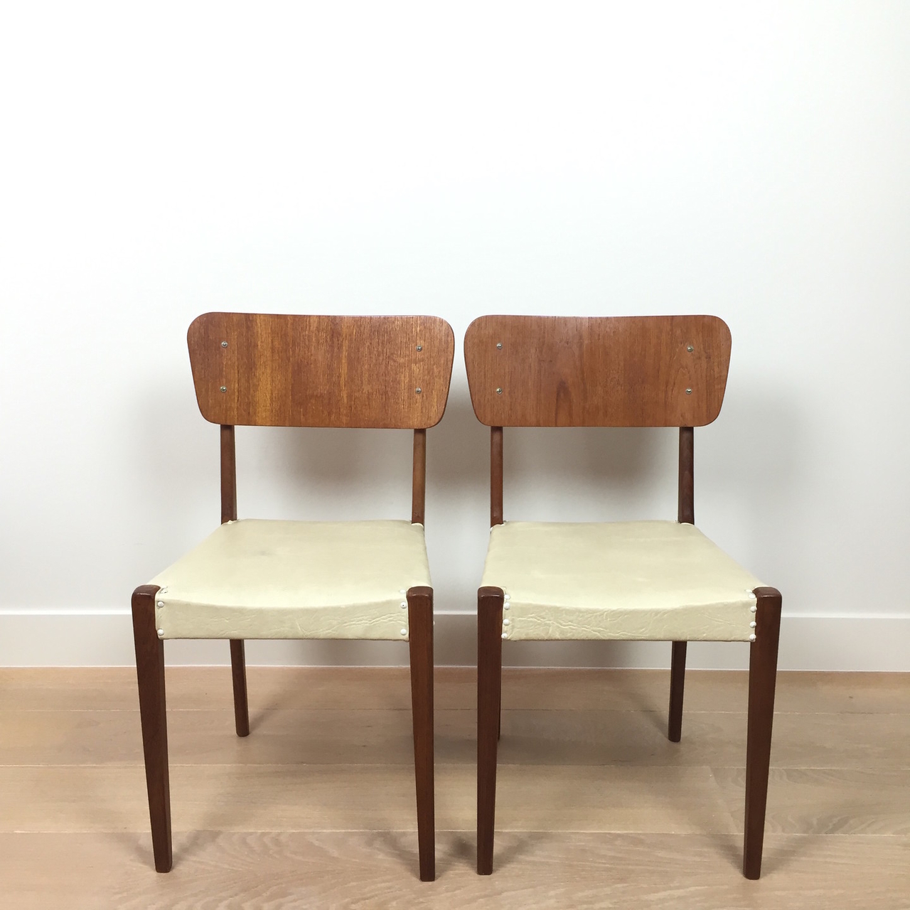 Punt Sterkte Dynamiek Vintage teak houten stoelen wit skai